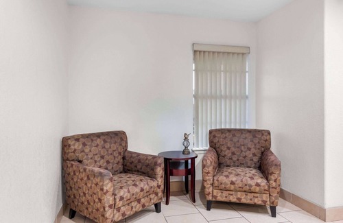 Pleasanton Hotel | Super 8 by Wyndham Pleasanton