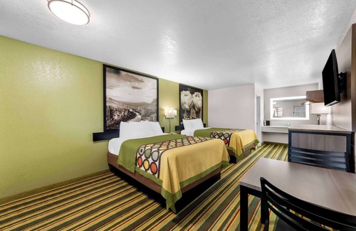 Pleasanton Hotel | Super 8 by Wyndham Pleasanton