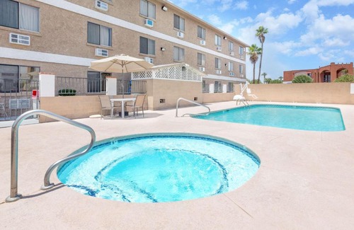 Lake Havasu City Hotel | Super 8 by Wyndham Lake Havasu City