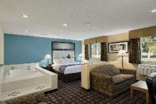 Whitewater Hotel | Super 8 by Wyndham Whitewater WI