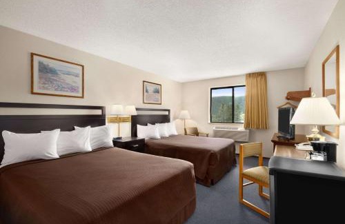 Williams Lake Hotel | Super 8 by Wyndham Williams Lake BC