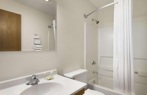 Williams Lake Hotel | Super 8 by Wyndham Williams Lake BC