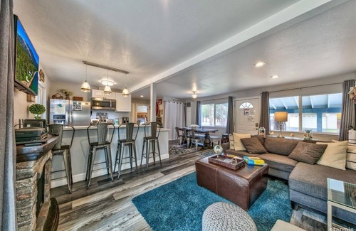 Tahoe Paradise House | Super adorable fully updated house -views of the mountains from backyard.