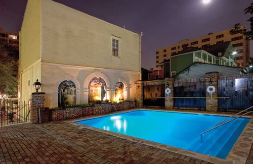 Faubourg Lafayette Apartment | Super Bowl Stay! 1 BR Sleeps 4 with Kitchen in New Orleans on Streetcar route!