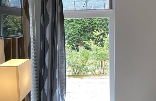 Steveston Apartment | Super-clean1 bedroom and bathroom, independent entrance suite with kitchen