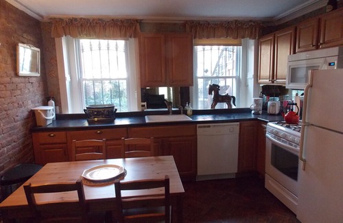 Carroll Gardens House | Super Convenient Carroll Gardens Apartment with Private Entrance 1 Block F Train