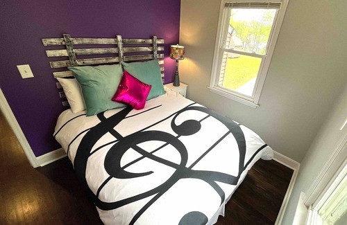 Radnor House | *SUPER CuTe & cOoL COTTAGE + White Picket Fence!! CONVENIENT LOCATION!