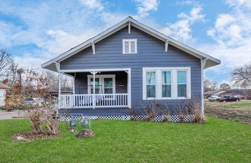 Dickinson House | Super Cute🏡 wPorch+Fire Pit+WiFi+ FreeParking by Kemah, NASA-Galveston Houston