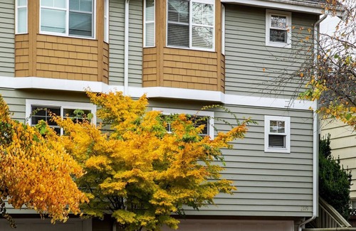 Magnolia House | Super Location, Free Parking, 3 Bedroom + Loft, 3.5 Ba, Sleeps 10, Tesla Charger