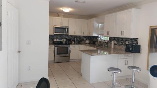 Westgate House | Super Room 5 minutes from PBI Airport