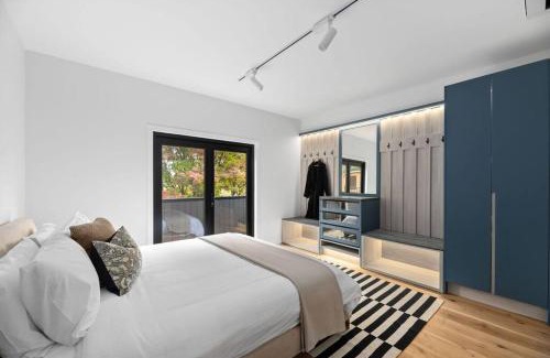 Warburton House | Super-Sized Luxury - Spa, Sauna, Steps to Trails