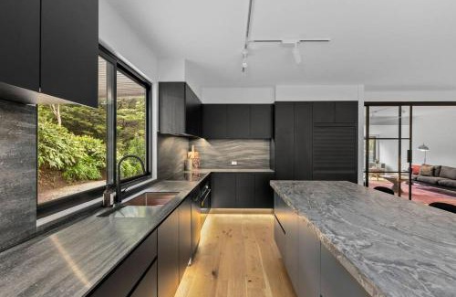 Warburton House | Super-Sized Luxury - Spa, Sauna, Steps to Trails