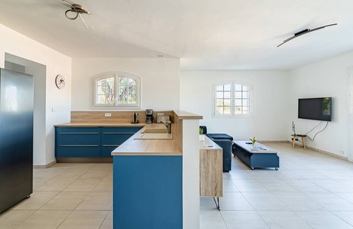 Saint-Mandrier-sur-Mer Apartment | Superb 2 bedroom apartment at the top of Villa