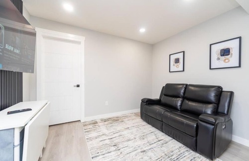 Calgary Apartment | Superb 2 bedroom 10 minutes to airport
