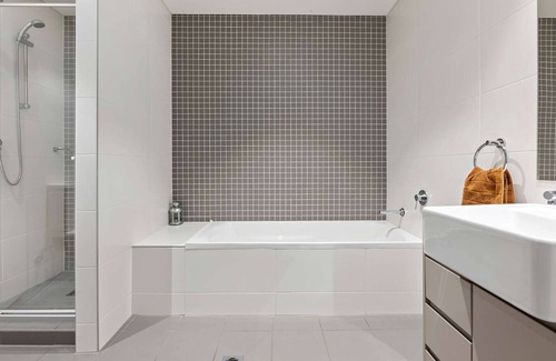 Mascot Apartment | Superb 3BR split-level penthouse with views, huge balcony, pool access
