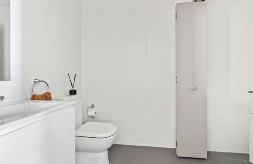 Mascot Apartment | Superb 3BR split-level penthouse with views, huge balcony, pool access