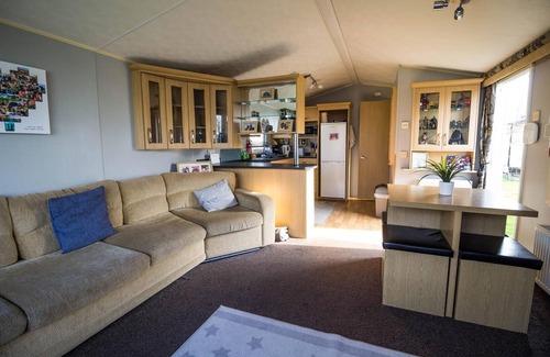 Walton on the Naze House | Superb 6 berth caravan with free WiFi at Naze Marine Holiday Park ref 17012CC