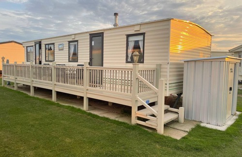 Ingoldmells House | Superb 8 berth caravan with free WiFi in Skegness ref 67026K