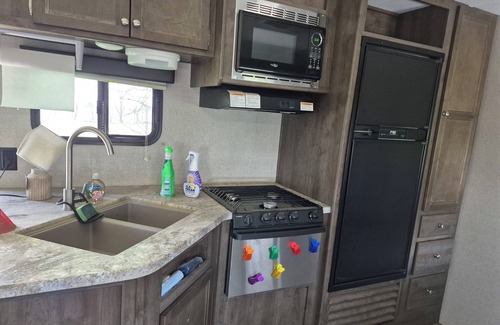 Glencoe RV Rental | Superb campground in Glencoe with travel trailer that sleeps7 to 8 people.