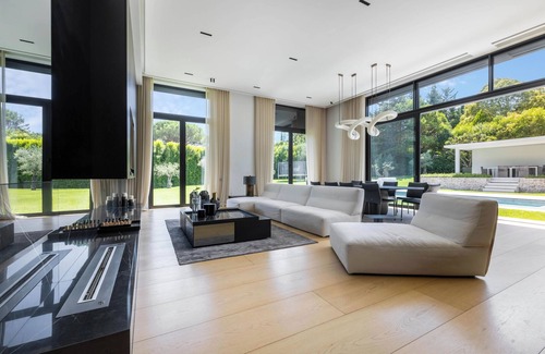 Mougins Villa | Superb contemporary architect-designed villa at the entrance to Parc de la Valmaque