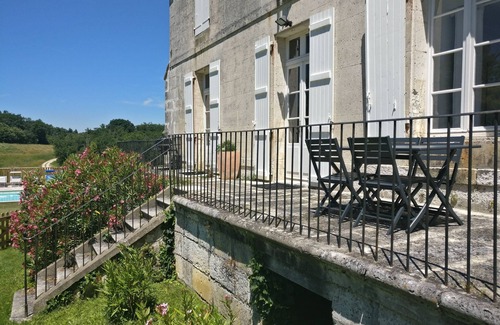 Soyaux Apartment | Superb manor house apartment with garden and swimming pool