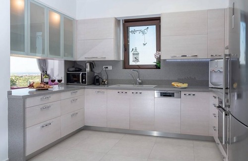 Malevizi Villa | Superb Modern Villa, A/C, Gym, Private Pool, BBQ House, Sea Views - 15mins from Heraklion & Beaches!