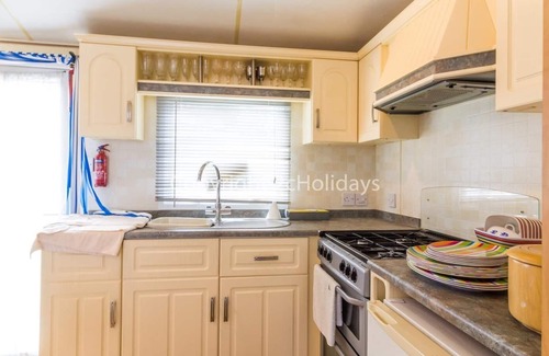 Hopton House | Superb pet friendly caravan for hire at Breydon Water in Norfolk ref 10089B