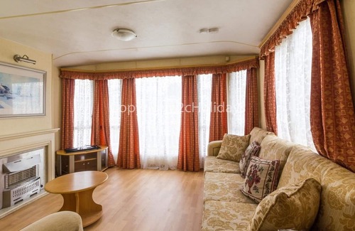 Hopton House | Superb pet friendly caravan for hire at Breydon Water in Norfolk ref 10089B