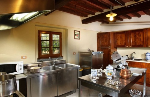 Margine Coperta-Traversagna Villa | Superb villa at short distance from Montecatini. Pool, basketball court, soccer, ping-pong, mountain