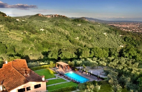 Margine Coperta-Traversagna Villa | Superb villa at short distance from Montecatini. Pool, basketball court, soccer, ping-pong, mountain