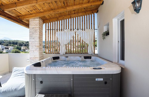 Rethymno Villa | Superb Villa w/Private Pool, Jacuzzi, Gym & Sauna - 10m drive from Beach