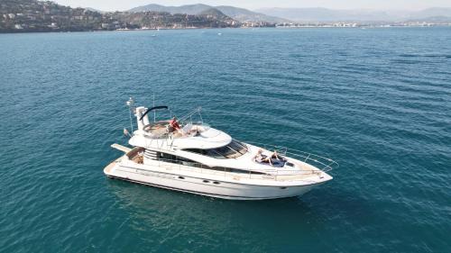 Cannes City Centre Boat Rental | Superbe yacht dans le port de Cannes