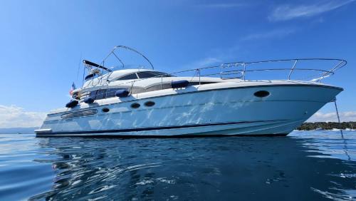 Cannes City Centre Boat Rental | Superbe yacht dans le port de Cannes