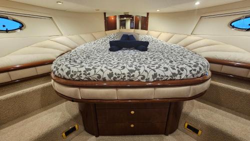 Cannes City Centre Boat Rental | Superbe yacht dans le port de Cannes