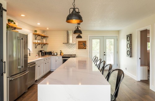 East Kootenay Ski Chalet | Superbly Decorated l Ski In/10 Min. Walk to the Lifts l Hot Tub l A/C