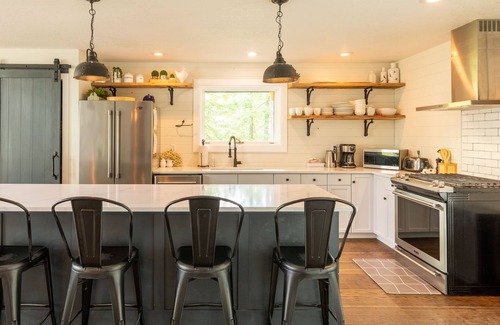 East Kootenay Ski Chalet | Superbly Decorated l Ski In/10 Min. Walk to the Lifts l Hot Tub l A/C