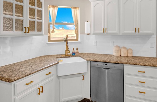 Biggs Field House | SUPERHOST-Huge Charming Farmhouse Style Home>Jacuzzi>Playground>Arcade>Billards