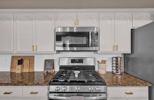 Biggs Field House | SUPERHOST-Huge Charming Farmhouse Style Home>Jacuzzi>Playground>Arcade>Billards