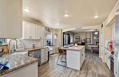 Biggs Field House | SUPERHOST-Huge Charming Farmhouse Style Home>Jacuzzi>Playground>Arcade>Billards