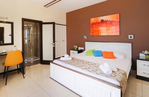 Xewkija House | Superior Double Room with Terrace with Swimming Pool