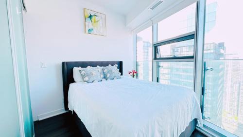 Toronto Entertainment District Apartment | Superior Lakeview Luxury 3-Bedroom Suite on High Floor