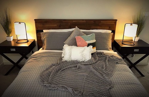 Flat Bush Apartment | Superior Queen Private Room L6 | Queen Bed & Shared Bathroom - Flatbush Holiday Accommodation