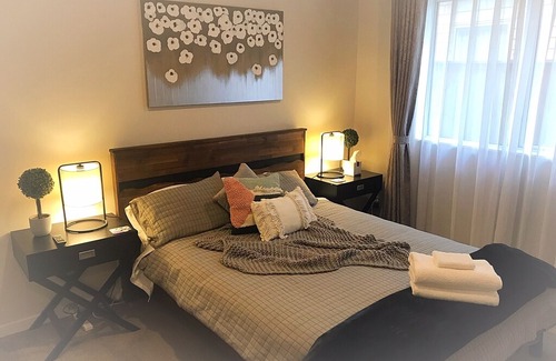 Flat Bush Apartment | Superior Queen Private Room L6 | Queen Bed & Shared Bathroom - Flatbush Holiday Accommodation
