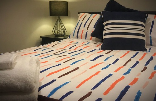 Flat Bush Apartment | Superior Queen Private Room C3 | Shared Bathroom - Flatbush Holiday Accommodation