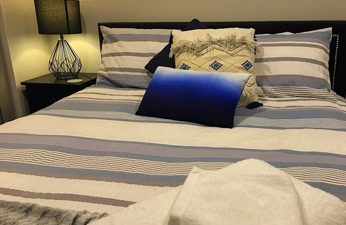 Flat Bush Apartment | Superior Queen Private Room C4 | Shared Bathroom - Flatbush Holiday Accommodation