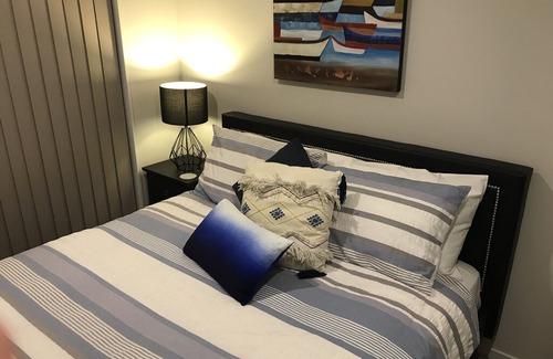Flat Bush Apartment | Superior Queen Private Room C4 | Shared Bathroom - Flatbush Holiday Accommodation