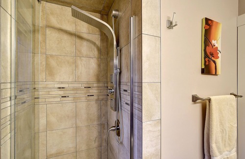 Central Okanagan Bed & Breakfast | Superior Room With Shared Bathroom