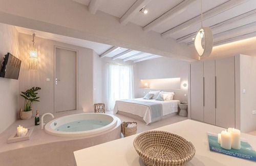 Old Town Naxos Hotel | Supreme Suite with Spa Bath