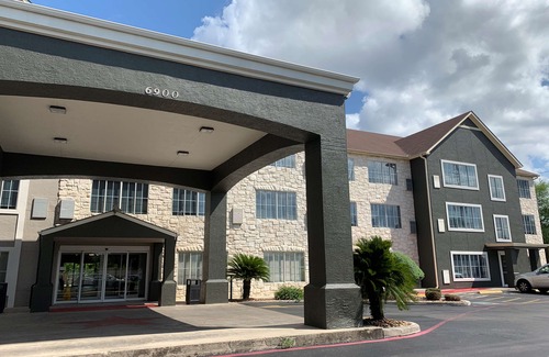 North San Antonio - SAT Hotel | SureStay Plus by Best Western San Antonio Fort Sam Houston