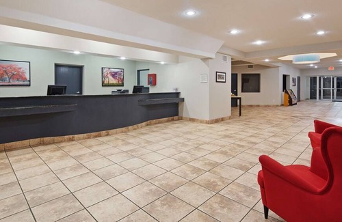 North San Antonio - SAT Hotel | SureStay Plus by Best Western San Antonio Fort Sam Houston